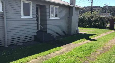 Sunny home close to Paritutu and Back Beach - Photo 2