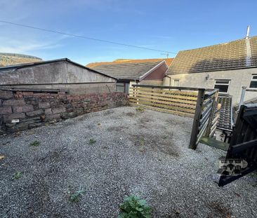 3 bedroom end of terrace house to rent - Photo 3