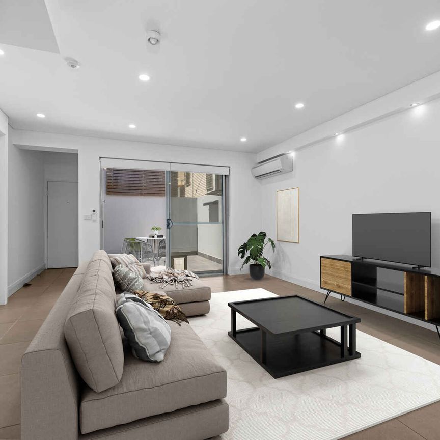 Split Level 3 bedroom Apartment **ACCESS THROUGH COUNCIL PARKING AT REAR** - Photo 1