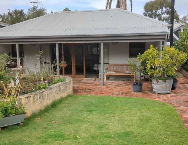 East Fremantle - Photo 1