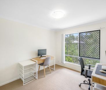 Well presented townhouse in secure complex with a pool - Photo 4