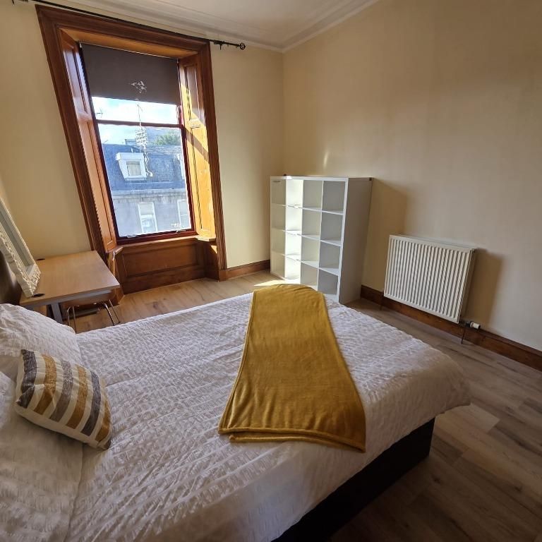 3 bedroom flat to rent - Photo 1