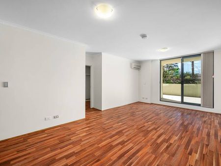 SPACIOUS ONE BEDROOM APARTMENT - LAMINATE TIMBER FLOORING THROUGHOUT - Photo 3