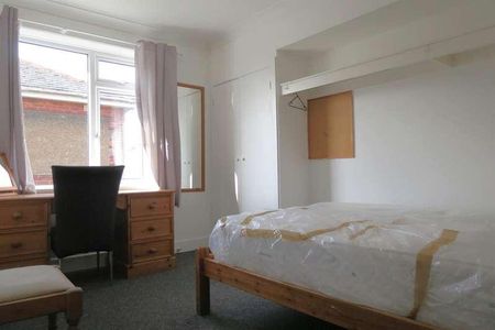 Bedroom Detached House In Winton, BH9 - Photo 2