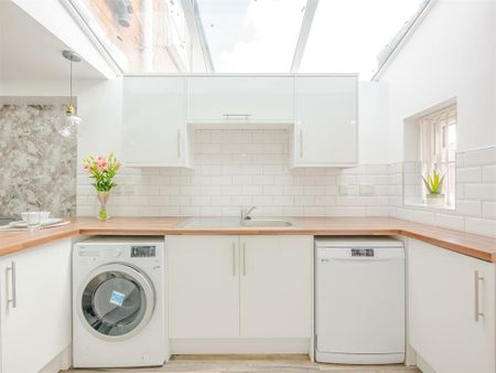 1 bedroom in a house share to rent - Photo 2