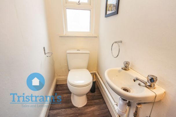References Pending - 5 bed End Terraced House - Photo 1