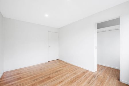 SPACIOUS & STYLIST RENOVATED TWO BEDROOM APARTMENT IN BOUTIQUE COMPLEX - Photo 4