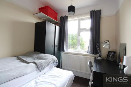 4 bedroom semi-detached house to rent - Photo 2