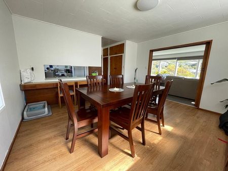 Warm, sunny, furnished home in a great location - Photo 2