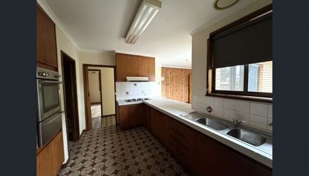 Large place to call home - Photo 3