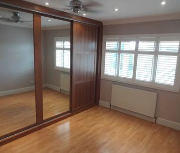 5 Bed Semi-Detached House, Leyswood Drive, IG2 - Photo 2