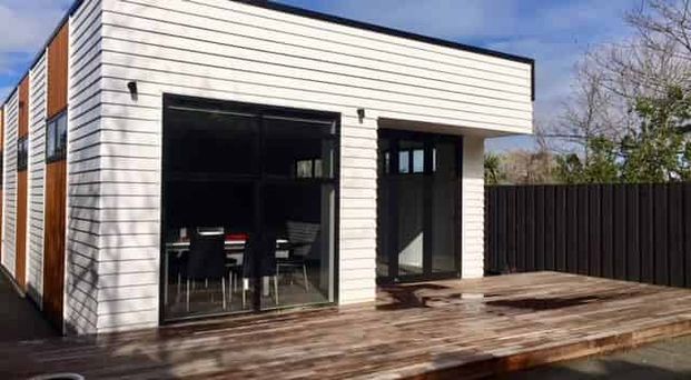 Beautiful fully furnished immaculate modern home in Beachside Location! - Photo 1