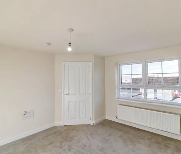 3 Bedroom House - Semi-Detached - Photo 2