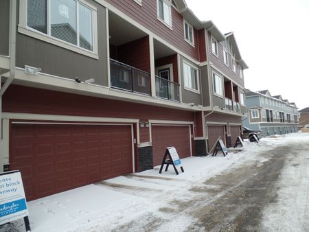 Like new, double garage 3 bdrms townhouse in Panorama hills! - Photo 2