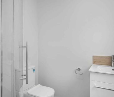 Modern and Sunny Room - Photo 4