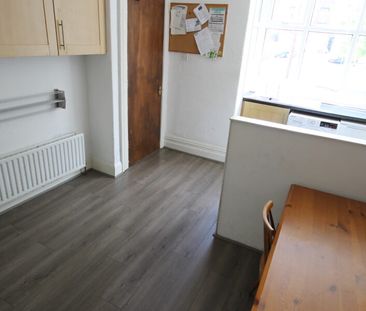 Room 4, Knowle Avenue, Burley, Leeds, LS4 2PQ - Photo 3