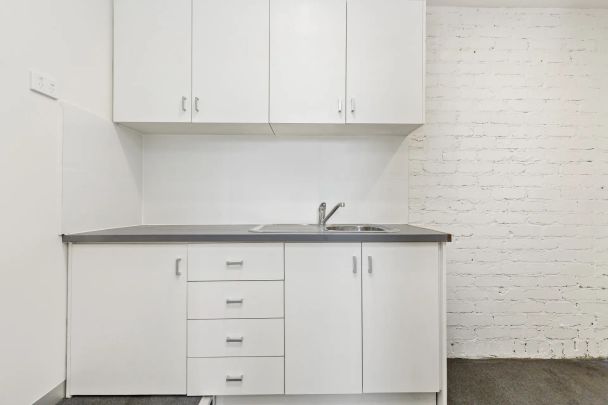 Prime Richmond Living – Hidden Gem in a Coveted Street! - Photo 1