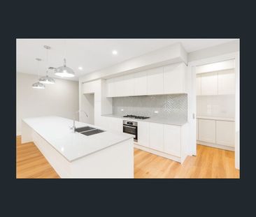 Sophisticated Spacious Home With Deluxe Fixtures & Fittings - Photo 6