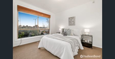 Single-level style with a prestigious Serpells Road address. - Photo 2