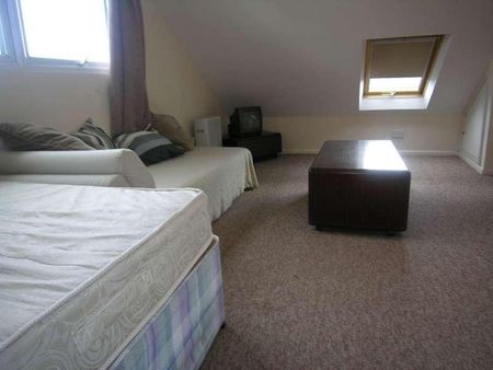 Bedroom Detached House In Bournemouth, BH9 - Photo 3