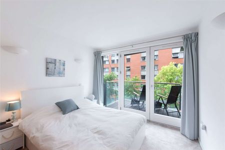 One bedroom apartment with views of the Thames, located in New Providence Wharf. - Photo 4