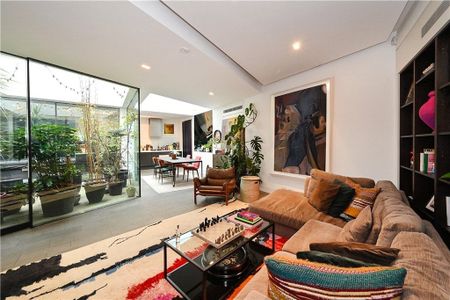 2 bedroom conversion flat with 1 reception and 2 bathrooms in 10 Frederick Close, W2 - Photo 3