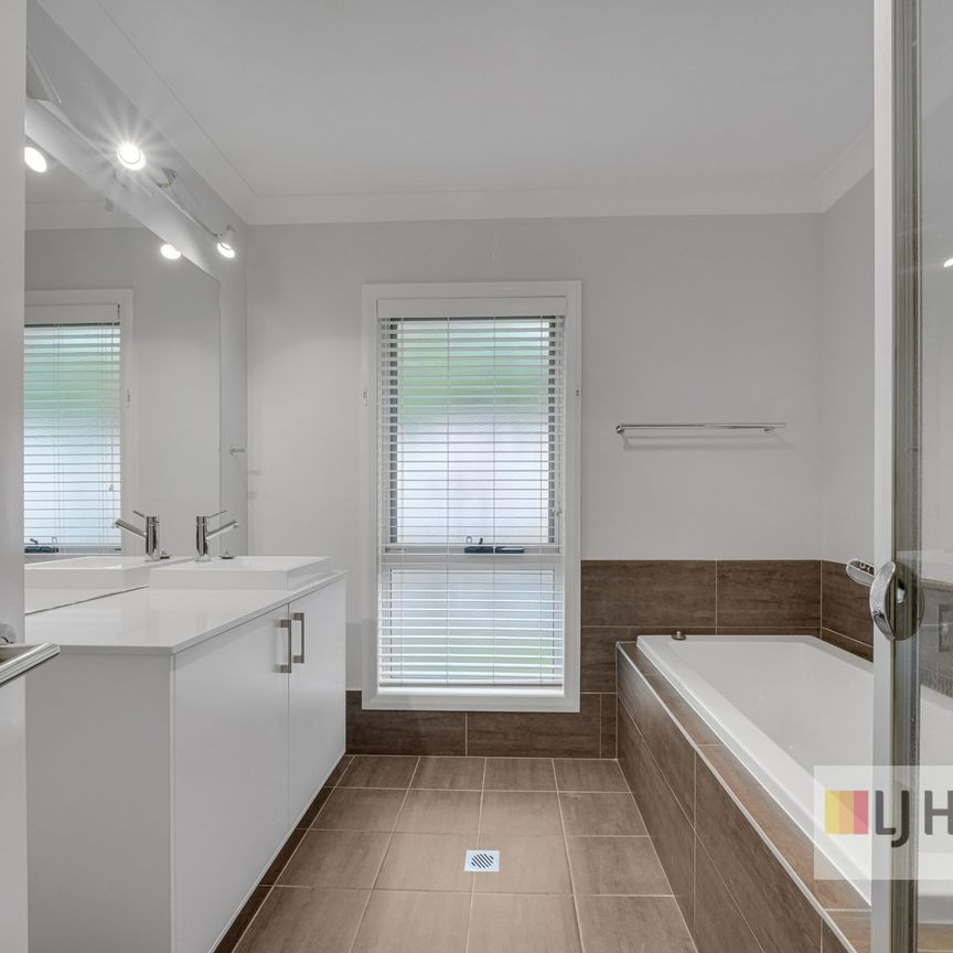 "SPACIOUS CONTEMPORARY FAMILY HOME" - Photo 1