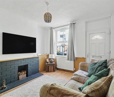 2 bedroom end of terrace house to rent - Photo 3