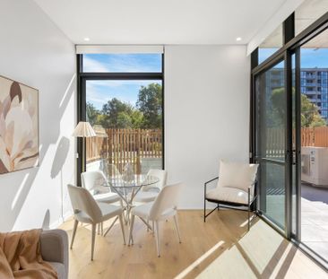 Brand new designer ground floor living with private courtyard - Photo 2