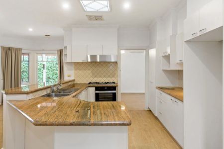 Well Maintained Family Home - Photo 5