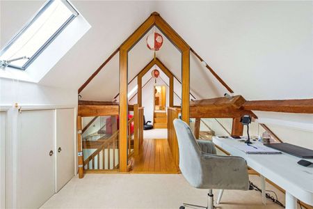 Stylish barn conversion with characterful living area . Set in an idyllic setting with a detached studio/home office. - Photo 3