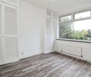 Dorrington Gardens, Hornchurch, RM12 - Photo 3