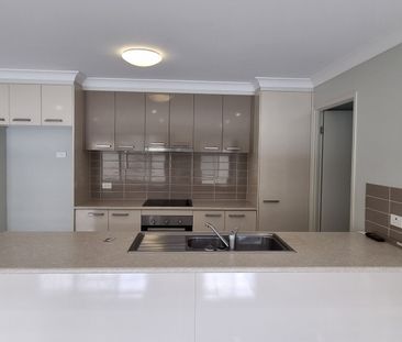 Modern four Bedroom Home in a quiet street - Photo 6