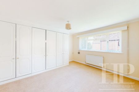 London Road, Crawley, RH10 - Photo 2