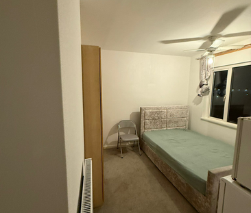 1 bedroom in a house share to rent - Photo 2