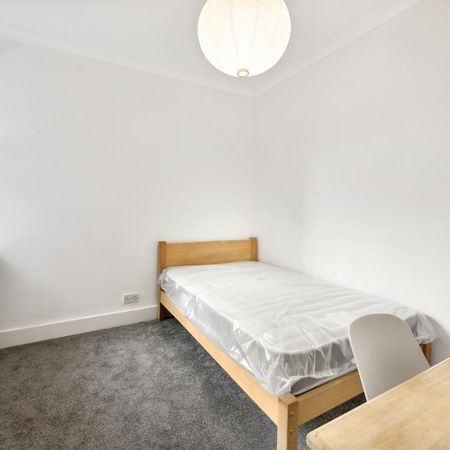 2 bedroom flat in London - Photo 4