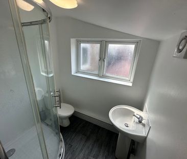 Room 2D, Nottingham, NG17 - Photo 3