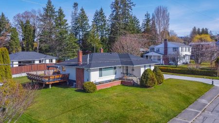 Updated 5-bedroom, 3 bath house – Powell River - Photo 4