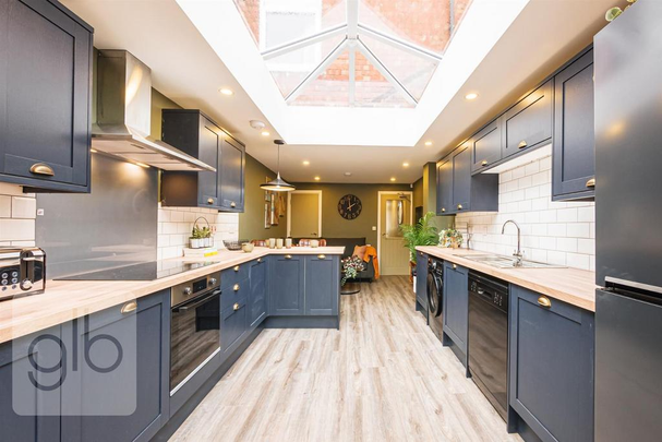 1 bedroom in a house share to rent - Photo 1