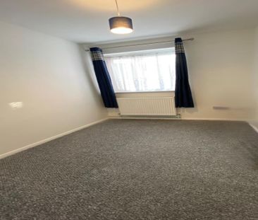 Spacious 2-bedroom ground floor flat in the heart of Barking, IG11 - Photo 3
