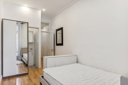 2 bedroom flat in South Kensington - Photo 3