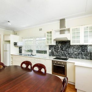 Great Family Residence - Huge Yard - Photo 3