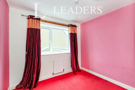 4 bedroom semi-detached house to rent - Photo 4