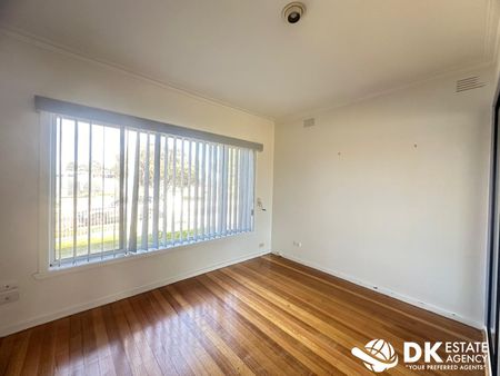 Conveniently Located in St Albans - Photo 4