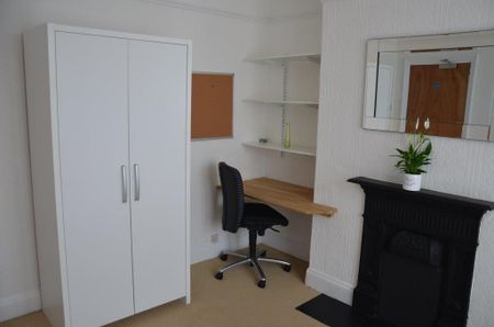 4 bedroom semi-detached house to rent - Photo 2