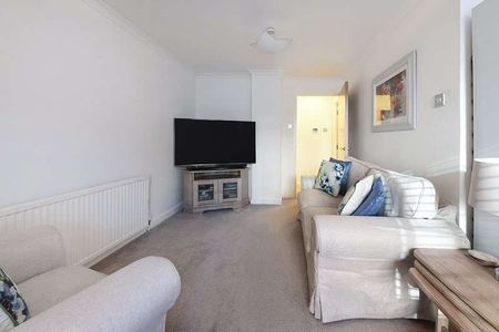 A smart one bedroom apartment within a riverside complex with allocated parking and on site facilities such as 24 hour concierge, swimming pool, gym, residents lounge and jacuzzi. - Photo 2