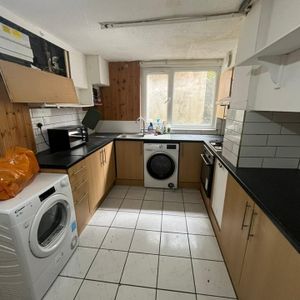 Room in a Shared House, Hanover Square, LS3 - Photo 2