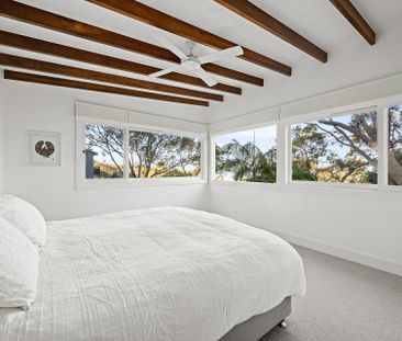 Stunning renovated 4 bedroom home with ocean and headland views - Photo 4