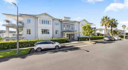 Modern Top-Floor Apartment in Prestigious Kensington Park - Photo 3