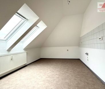 Gemütliche 2-Raum-Dachgeschosswohnung in Gornsdorf mit PKW-Stellplatz! - Photo 1